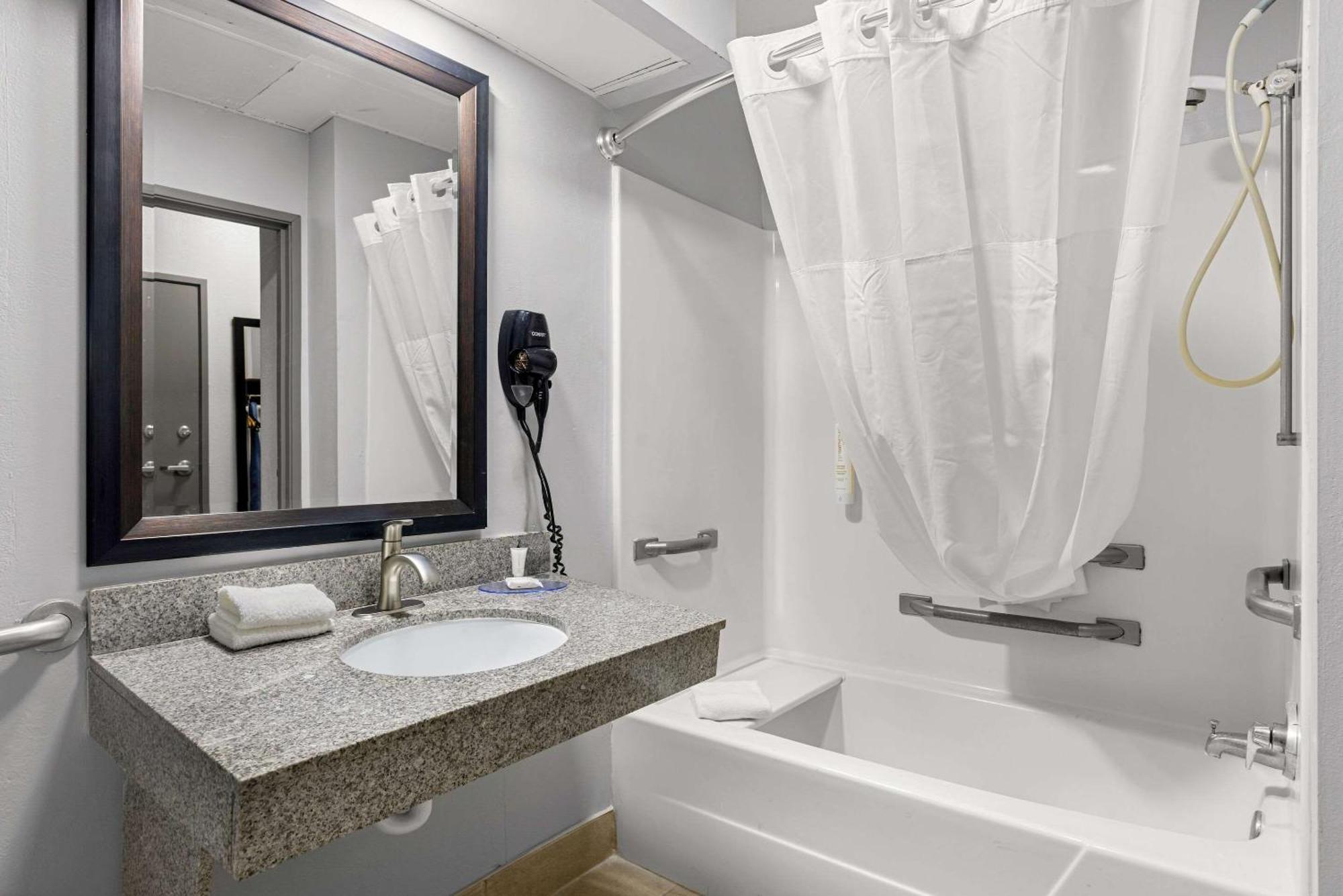 Clarion Pointe Hinesville Near Fort Stewart Exterior foto