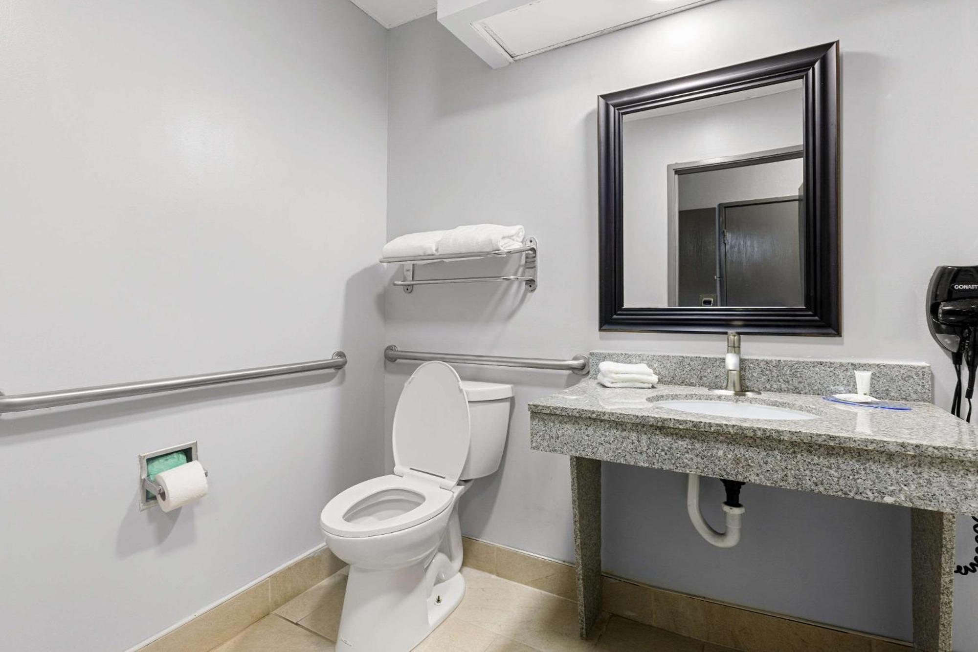 Clarion Pointe Hinesville Near Fort Stewart Exterior foto